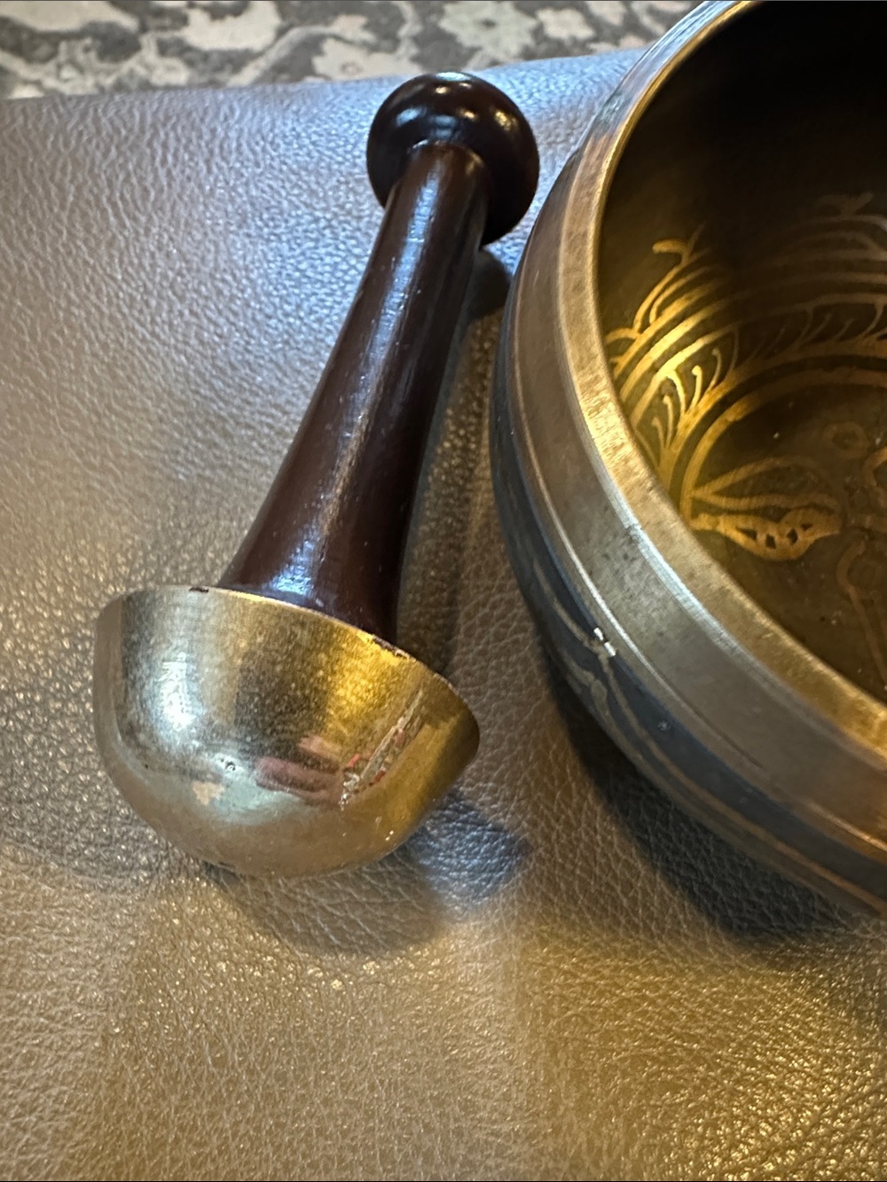 Tibetan singing bowl for meditation/yoga - Picture 3 of 7